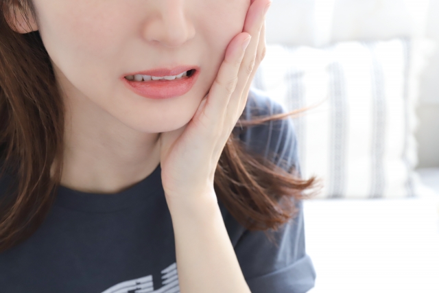【広島市南区】親知らずの腫れがあるときは抜くべき？腫れる原因や痛みを和らげる方法を解説